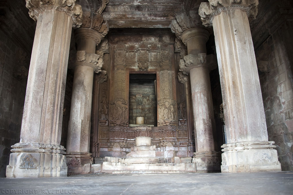 "Lingam in Garbhagriha" Kandariya Mahadeva temple.  Khajuraho (Madhya Pradesh). [© R.V. Bulck]